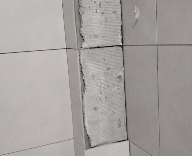 西宁瓷砖空鼓维修公司分享下瓷砖施工前基层浇水润湿程度不足，可能导致以下问题