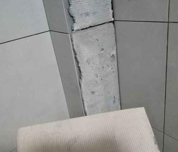 西宁瓷砖空鼓维修公司分享下厨房瓷砖脱落的补救措施。